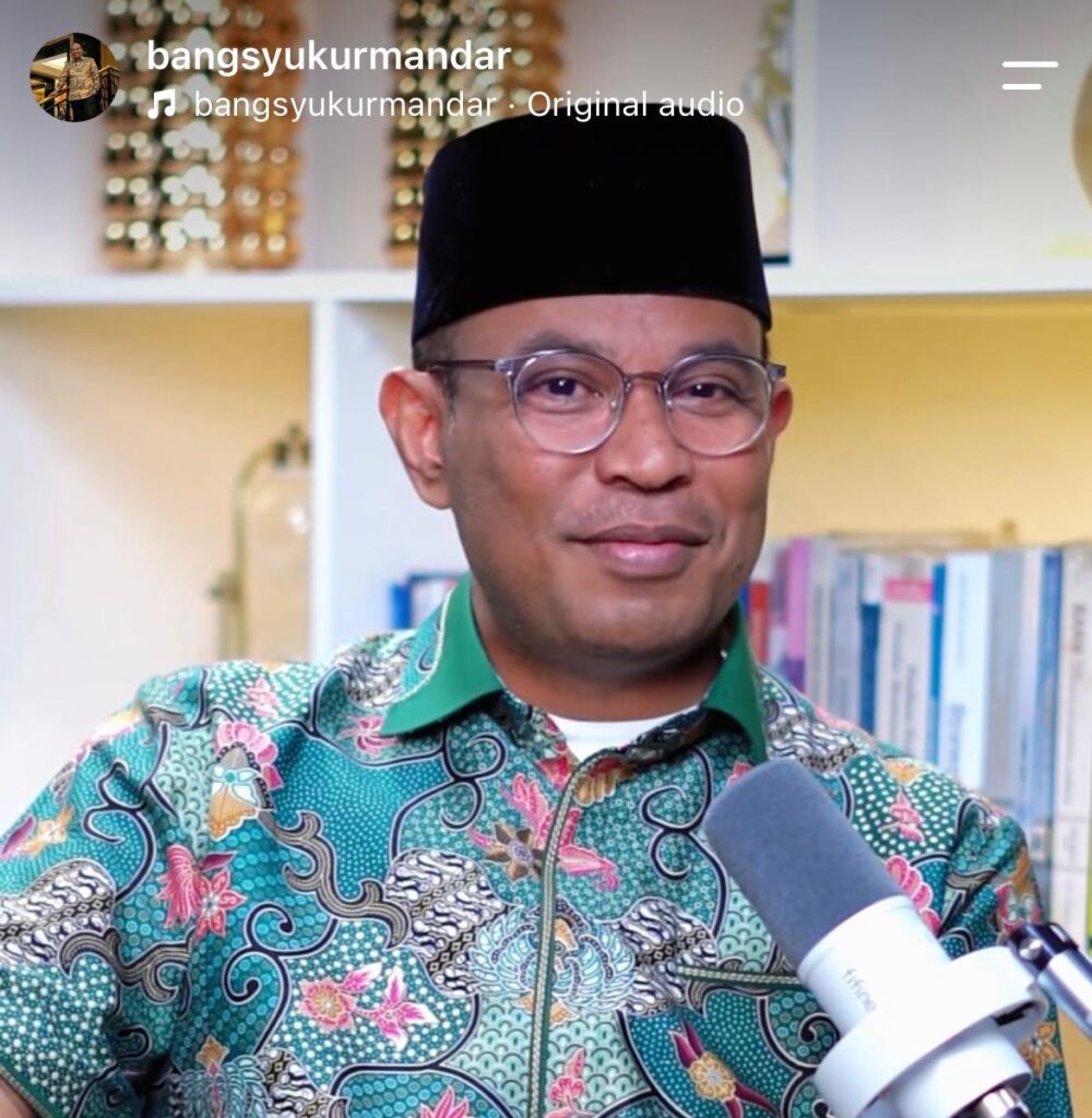 Bang syukur mandar atau dr Muhammad syukur mandar s H  m H  belakangan menjadi perhatian publik melalui kritik kritiknya terhadap kebijakan pemerintah